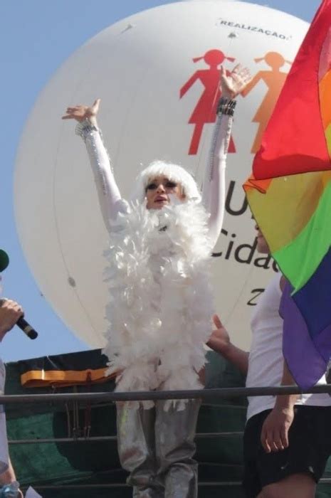 Letícia Spiller e outros famosos participam da 19ª Parada Gay em