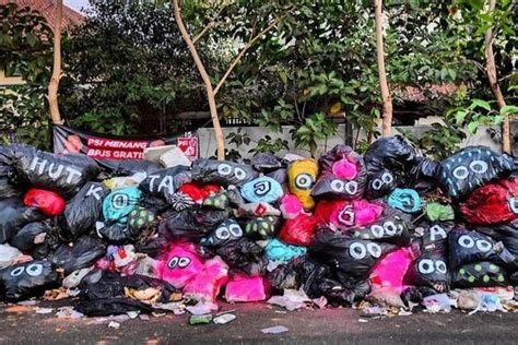 Menggambar Di Tumpukan Sampah Cara Seniman Yogyakarta Ingatkan Soal