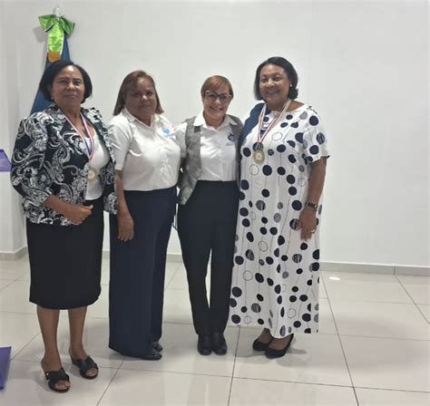 Srs Cibao Central Reconoce Dos Enfermeras Con Más De 35 Años