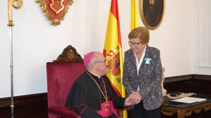 Santiago G Mez Sierra Obispo De Huelva Entrega La Insignia Pro