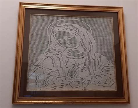 QUADRO MADONNA CHE PREGA LAVORATO A MANO A FILET AD UNCINETTO 73 CM X