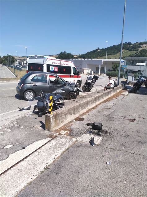 Marche Tolentino Violento Scontro Fra Uno Scooter E Un Auto Un