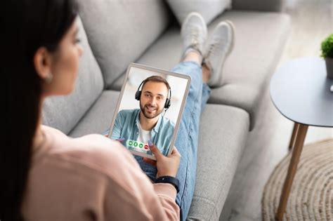 Mujer Que Usa Una Tableta Digital Que Tiene Una Videollamada Con Un