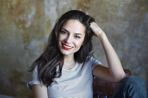 Retrato De Una Mujer Expresiva Posando En El Estudio Foto Gratis