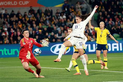 ＜女子w杯決勝トーナメント1回戦 スウェーデン・米国＞前半、米国fwモーガン（右）がシュートを放つもgkムショビッチに防がれる（ap