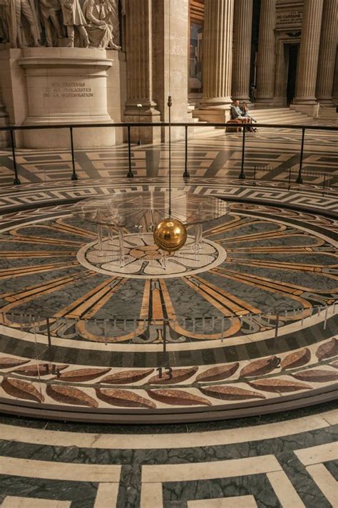 Vista De La Bola Famosa Del Cobre Del Péndulo De Foucault Que Balancea