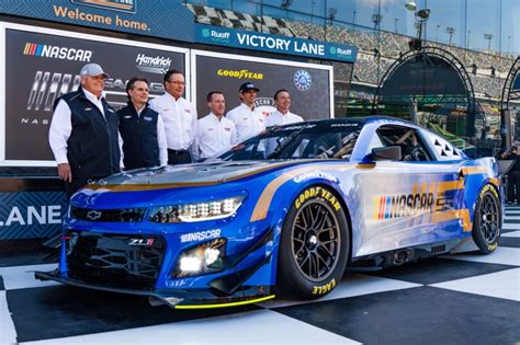 Heures Du Mans La Livr E De La Chevrolet Camaro Zl Nascar Du