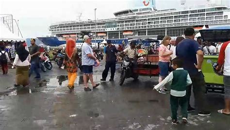 Kapal Pesiar Cruise Marella Discovery Merapat Di Dermaga Kota Sabang