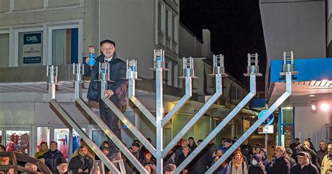 Juden Feiern An Der Allee Das Lichterfest Chanukka Mit Video