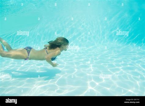 Frau Im Bikini Schwimmen Im Pool Stockfotografie Alamy