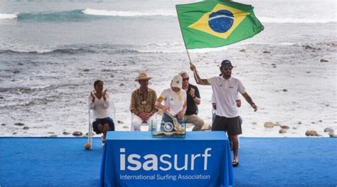 Cerimônia de Abertura Celebrando a Paz dá início ao ISA World Surfing