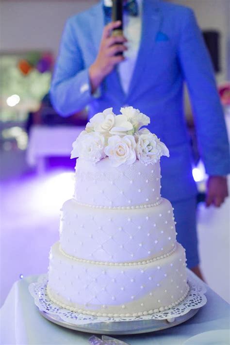 Torta Nunziale Bianca A File Deliziosa Decorata Con Le Rose A Rece