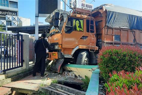 Rem Blong Truk Kontainer Seruduk 3 Kendaraan Di Bekasi