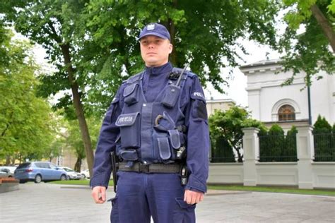 Nowe Mundury Polskiej Policji Tak Si Prezentuj Na Ywo Wiadomosci