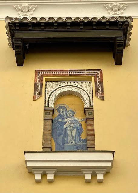 El retablo cerámico de San José y el Niño en la calle Fray Diego de