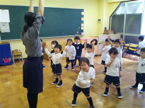 腕をピーンと伸ばして・・・！ ｜ 新宿区 幼稚園 新宿区 学校法人伸びる会学園