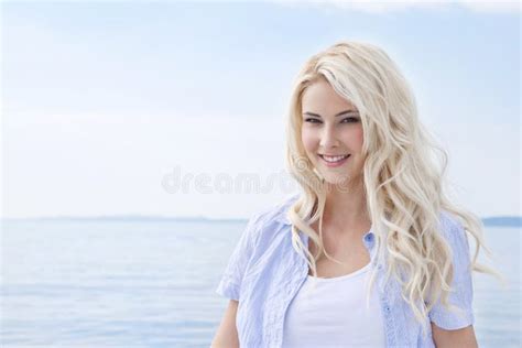 Portret Van Blonde Mooie Jonge Vrouw Op Varende Boot Stock Foto Image Of Schoonheid Geluk