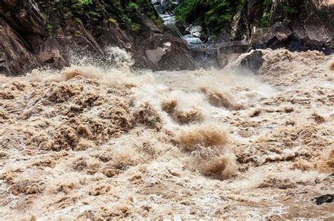 遭遇山洪如何逃生？这些知识学起来→ 新闻频道 央视网