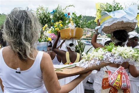 Mujeres Cargando Regalos Para La Fiesta De Iemanja Foto Premium