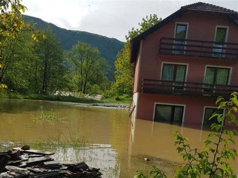 Izlila se Una u Martin Brodu poplavljeno domaćinstvo FOTO VIDEO