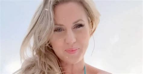 Mum Braves Snow In Bikini To Empower Women No Matter Their Age Daily Star