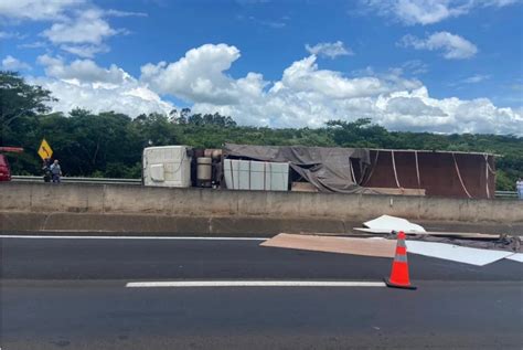 Caminh O Tomba E Espalha Carga De Placas De Madeirite Na Rodovia Raposo