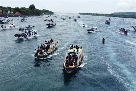 Ratusan Kapal Arak Arca Yesus Tersalib Dalam Tradisi Prosesi Laut Tuan