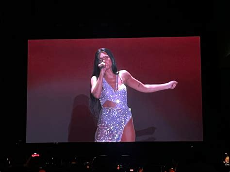 Concierto de Dua Lipa en Chile Habló en español y tuvo 4 cambios de