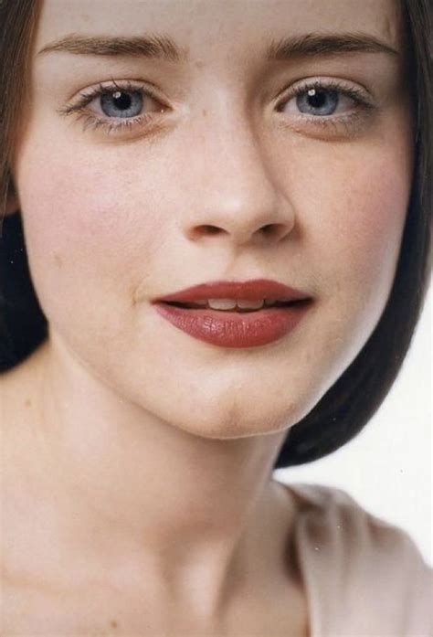 Pin af Alison Emmert på Brunette Actors Musicians