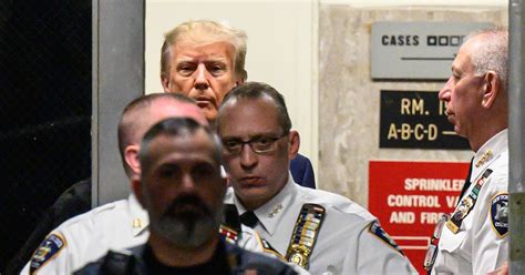 Donald Trump Inculpé Sa Journée Surréaliste Vue Par La Presse