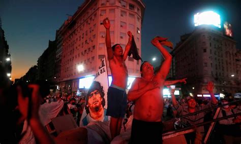 Fãs choram a morte de Diego Maradona pelas ruas de Buenos Aires