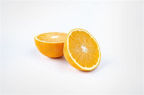 Aislado Dos Mitades De Naranja Sobre Un Fondo Blanco Foto De Archivo