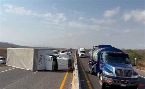 Se vuelca un tráiler por la Costera en Sinaloa