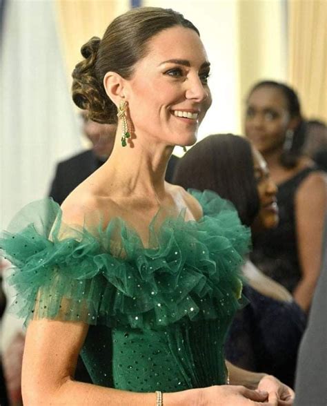 Kate Middleton Rouba A Cena Ao Usar Vestido Esmeralda Inspirado No Look