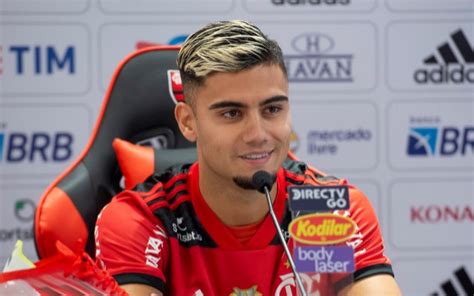 Aprovado Andreas Pereira Faz Reverência A Zico Durante Apresentação No Flamengo Coluna Do Fla