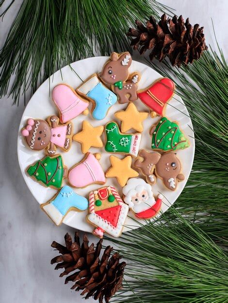 Varias Formas De Galletas De Az Car Navide As Caseras En Un Plato De