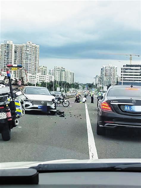 南国都市报数字报 小轿车司机操作不当 撞护栏后又撞警用摩托车