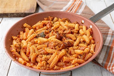 Pasta Al Sugo Di Salsiccia E Funghi Il Club Delle Ricette