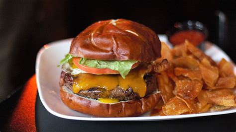 Chicagos Best Burger From Dive Bars To Fancy Hotels One Reporter