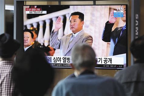 【写真】痩せた 影武者 金正恩総書記を見つめるソウル市民：中日スポーツ・東京中日スポーツ