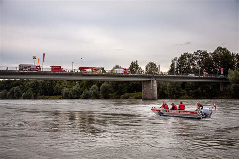 Grenzübergreifende Wasserrettungsübung der Feuerwehr auf der Salzach