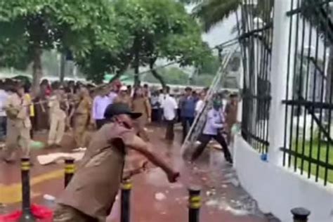 Demo APDESI Di Depan Gedung DPR Ricuh Massa Jebol Pagar Pakai Tambang