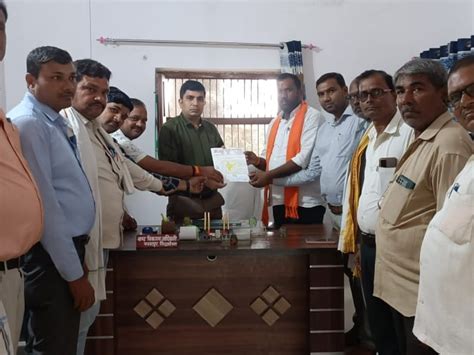 Village Heads Submitted Memorandum To The Block President In Siddharthnagar सिद्धार्थनगर में