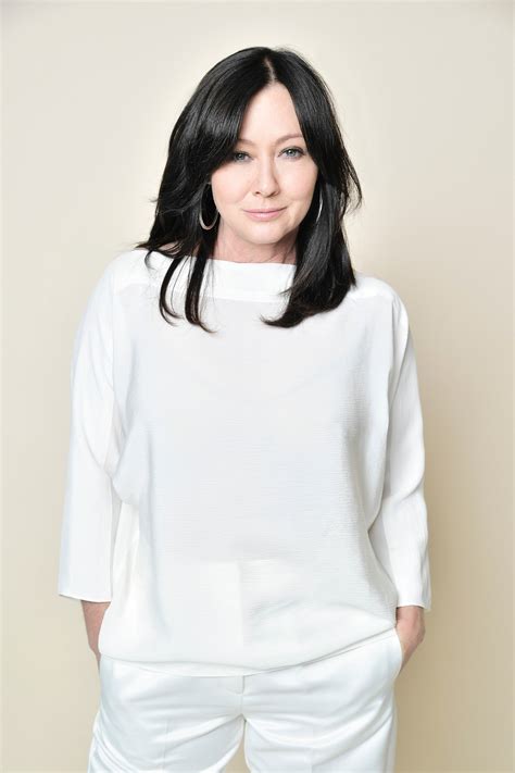 Ian Ziering, Tori Spelling, and more remember Shannen Doherty 1 year