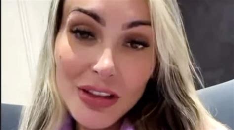 Andressa Urach posa seu bebê após perder a guarda e fala