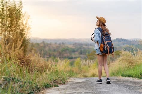 Mulher Mochila Caminhando Na Trilha Na Natureza Foto Premium