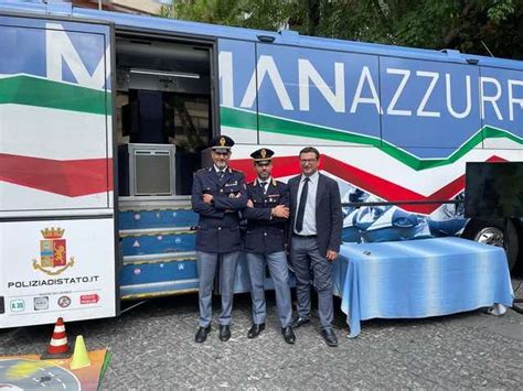 Sicurezza Stradale Il Pullman Azzurro Della Polizia Fa Tappa A