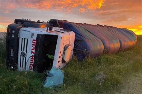 Un camión volcó en la Ruta 18 por esquivar un jabalí El Diario de La