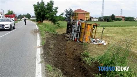 Via Buffa Nichelino Il Camioncino Dei Rifiuti Si Ribalta