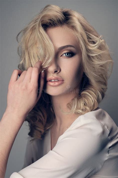 Ritratto Di Bello Blonde La Foto Ha Tonificato Il Filt Del Instagram Di Stile Immagine Stock